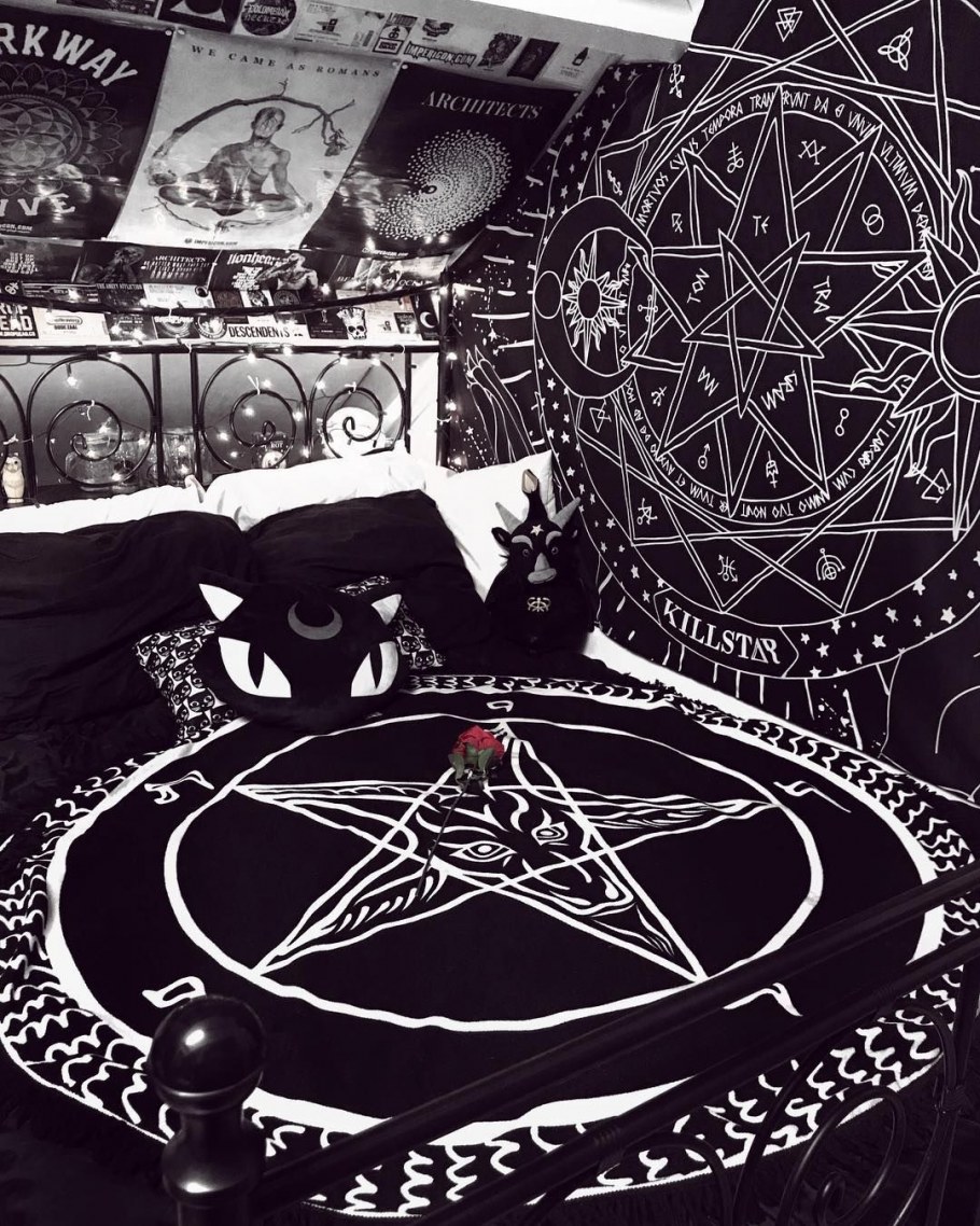 Готическая комната подростковая