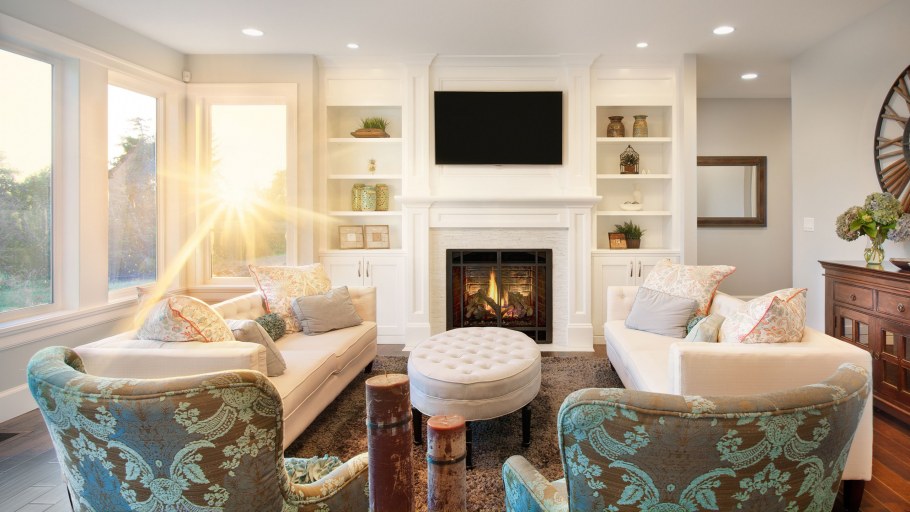 Акцентный камин в гостиной