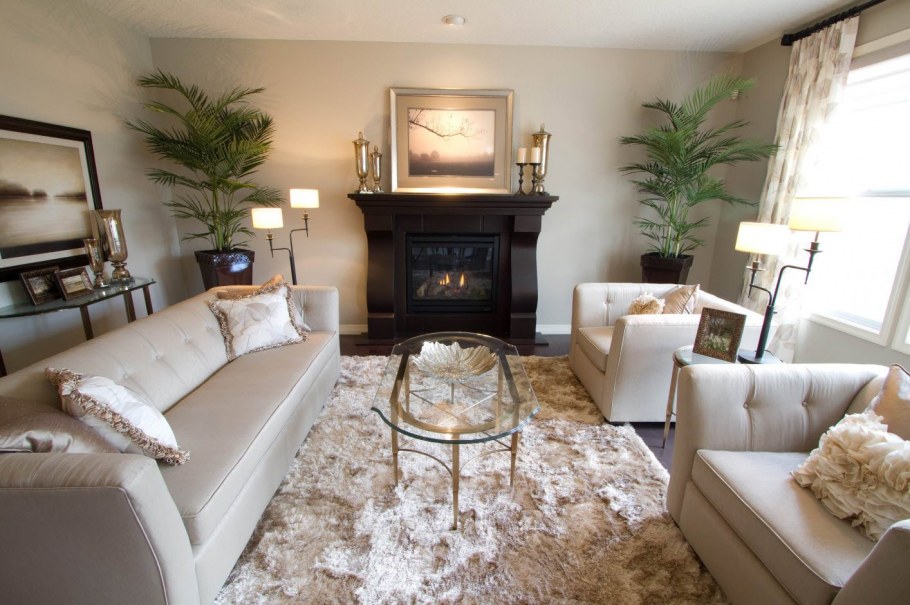 Гостиная с 2 диванами и камином