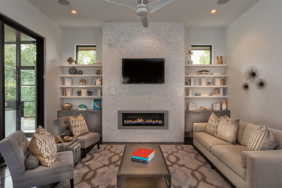 Узкая гостиная с камином