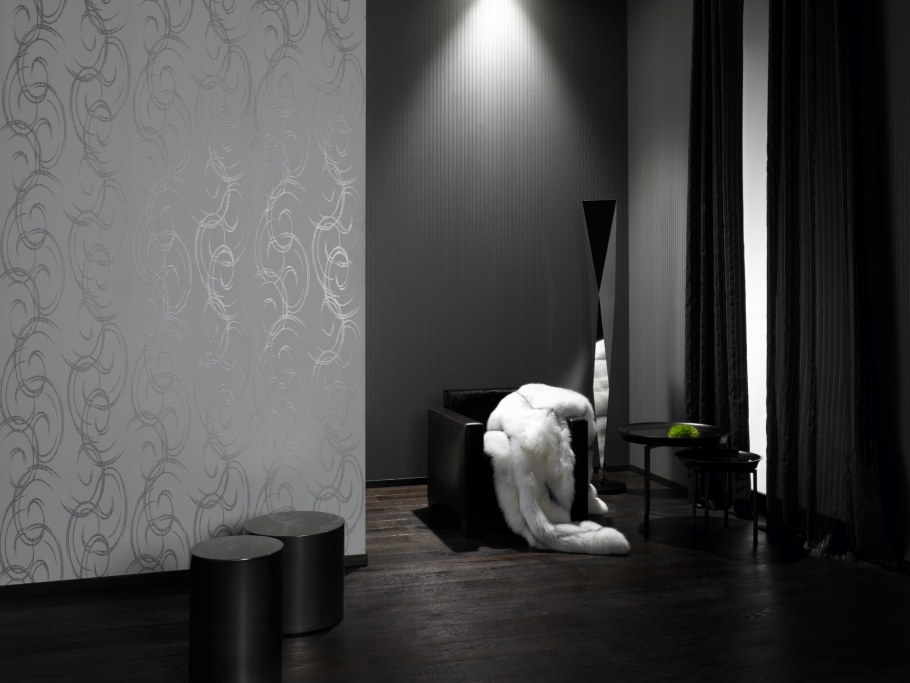 Серебристые обои в прихожей