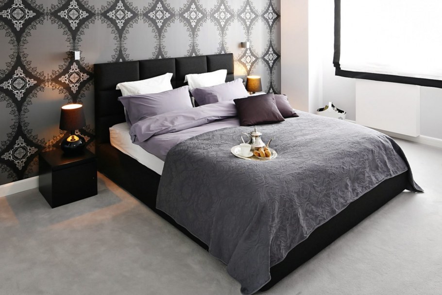 Серая спальня с темной мебелью