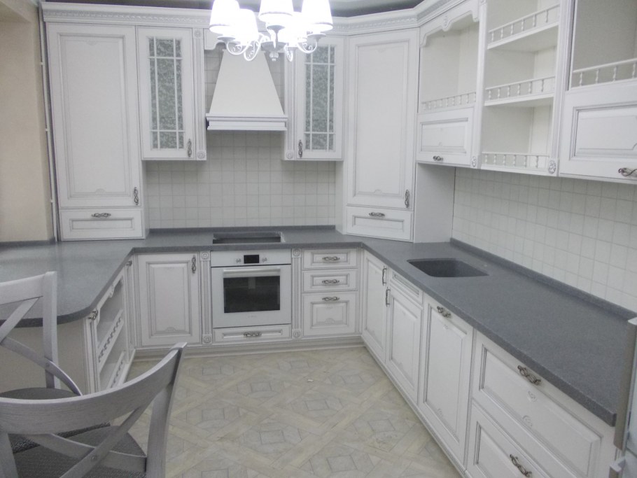 Кухонный гарнитур с плинтусом классика