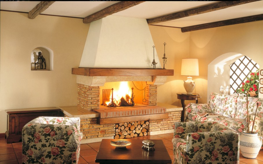 Кухня с камином