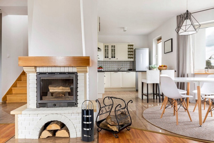 Кухня столовая с камином