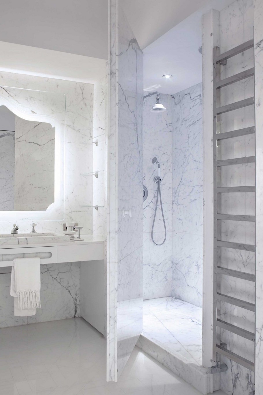 Душевая в белом мраморе