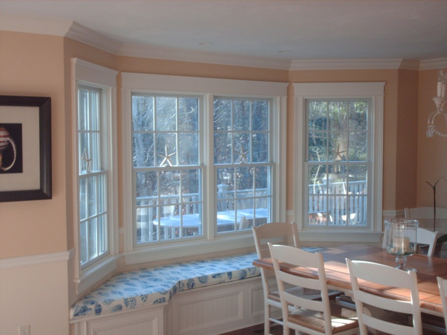 Окна пластиковые в доме с эркером