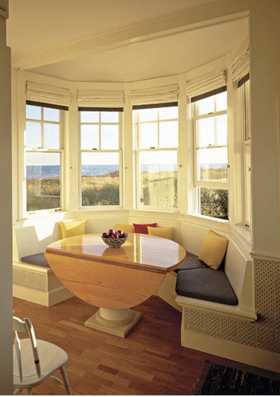 Кухня с окнами эркер