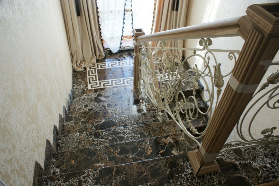 Демонтаж белокаменных ступеней солеи