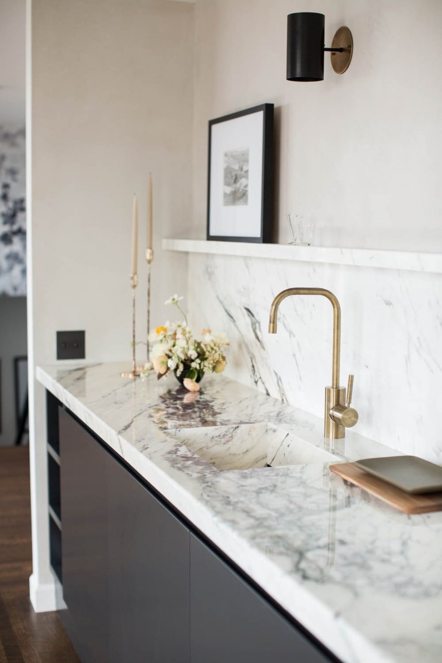 Интерьер маленькой кухни из мрамора