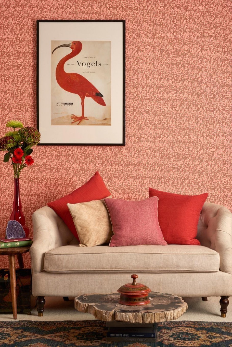 Коралловый цвет в интерьере спальни