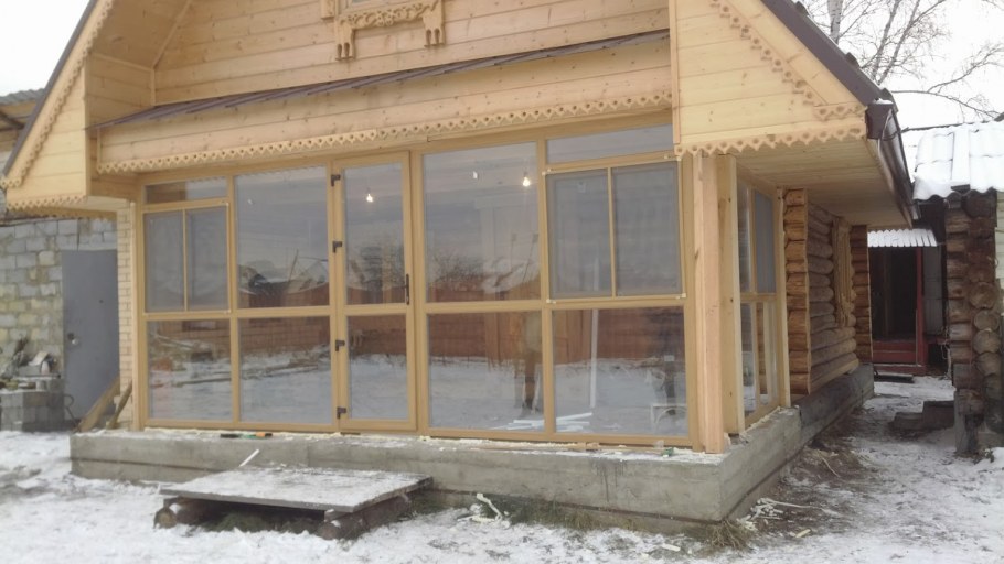 Деревянный дом с остекленной верандой