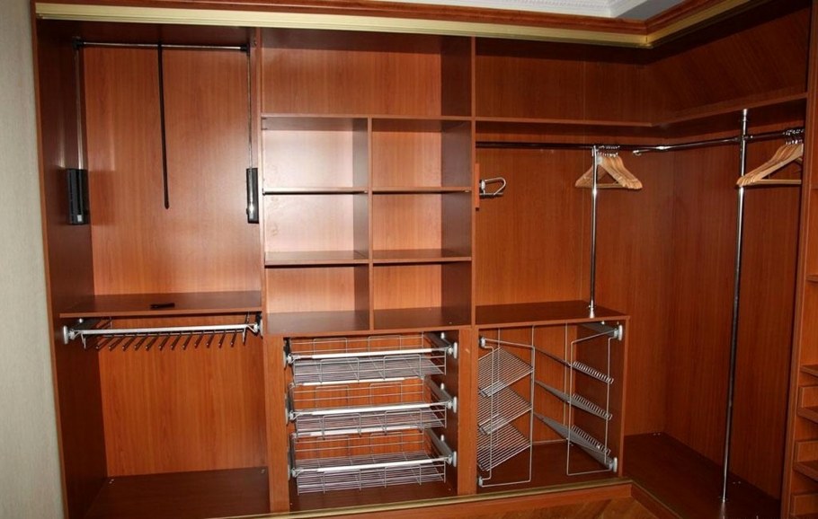 Угловая штанга для гардеробной