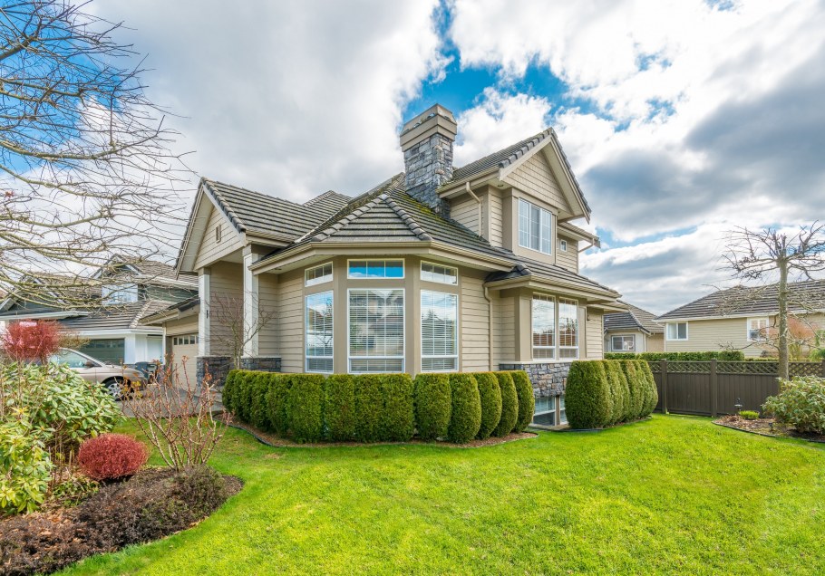 Дом с лужайкой