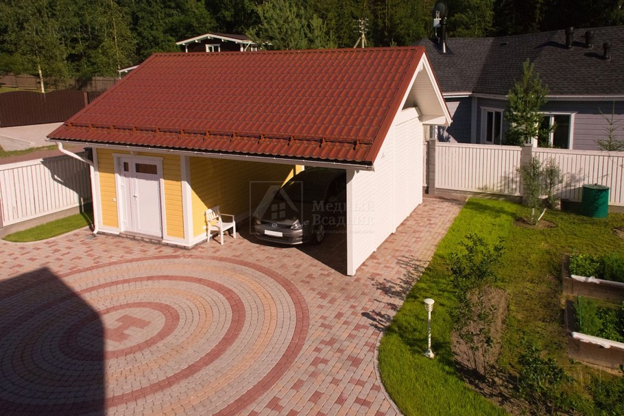 Гараж на загородном участке