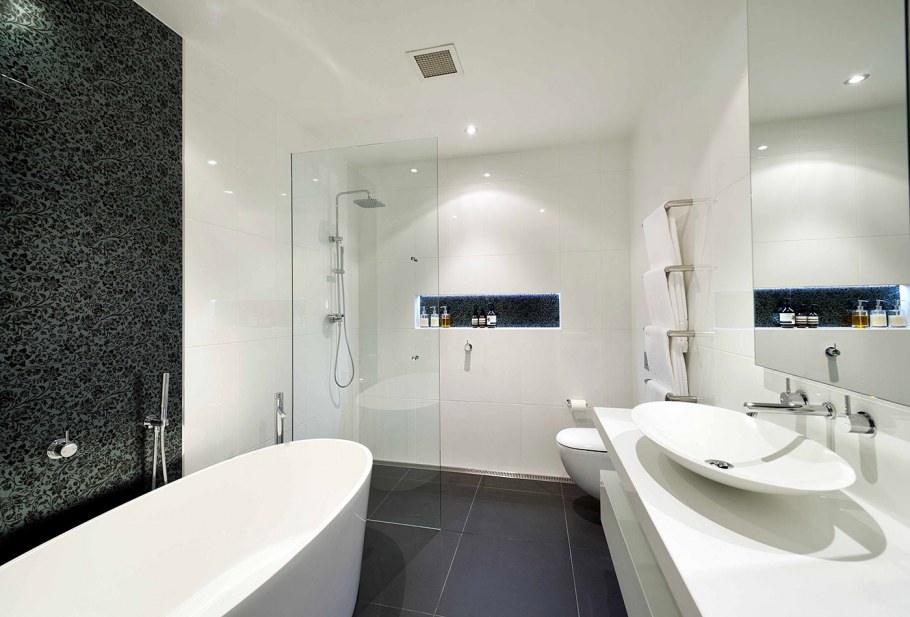 Небольшая ванная комната в современном стиле