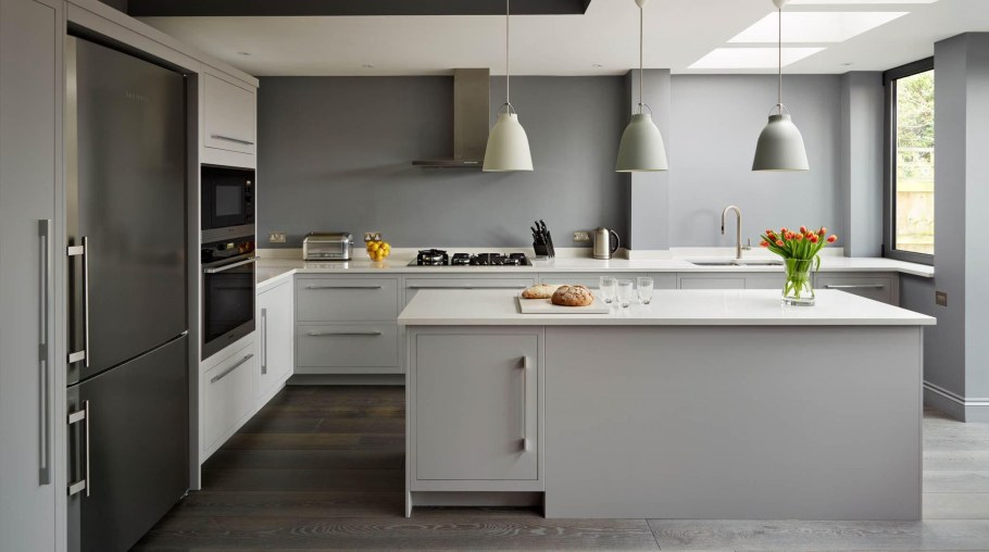 Белая кухня серые стены