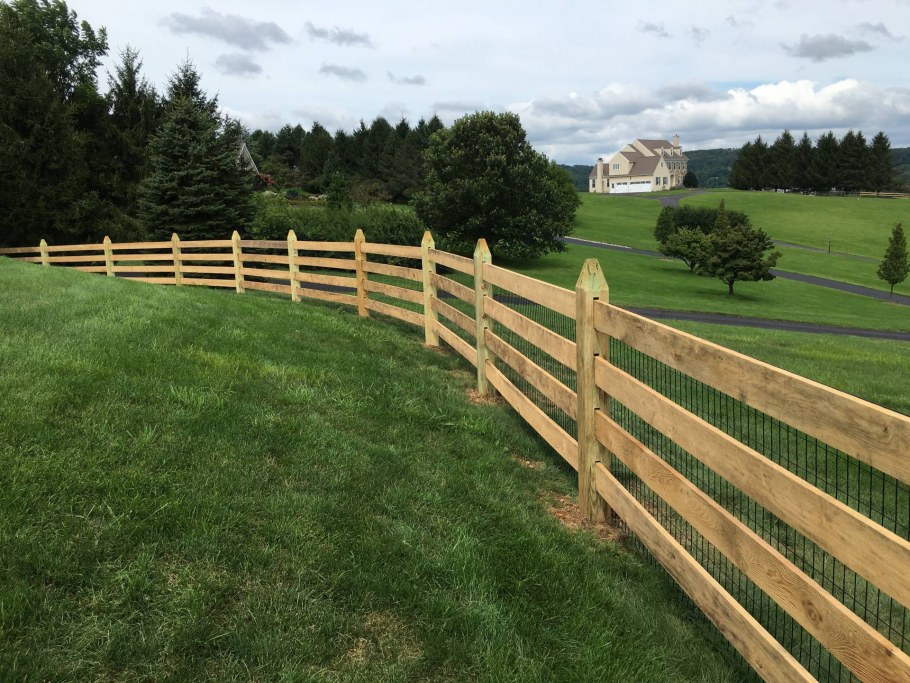 Деревянная ограда