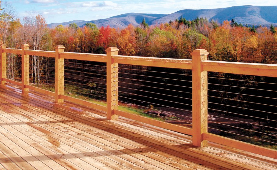 Деревянный забор на склоне