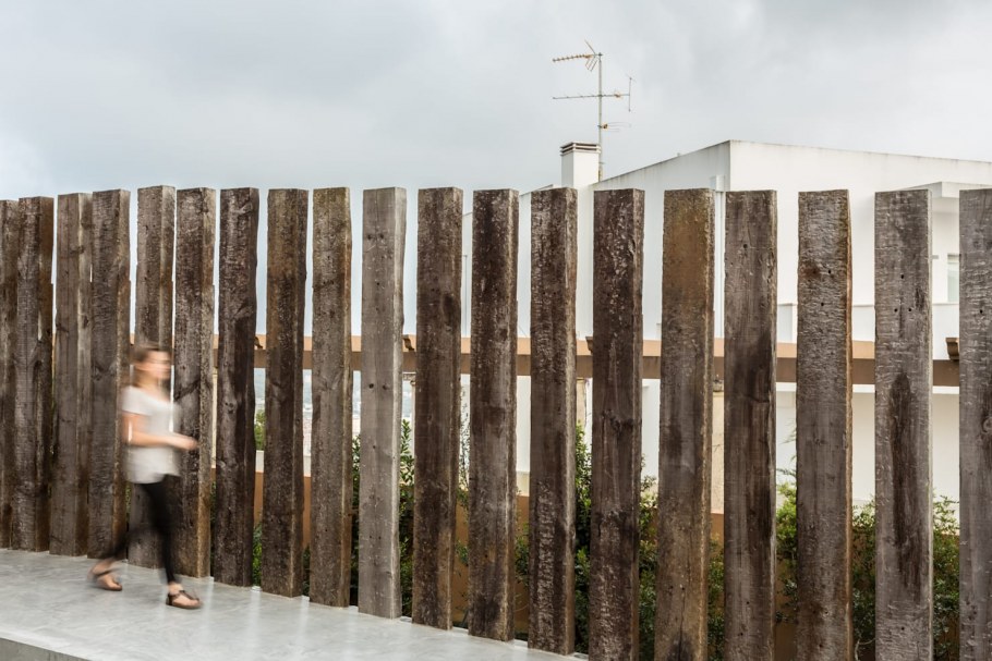 Забор из шпал