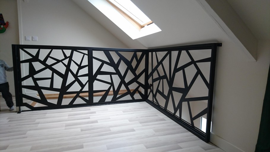 Треугольная перила из досок