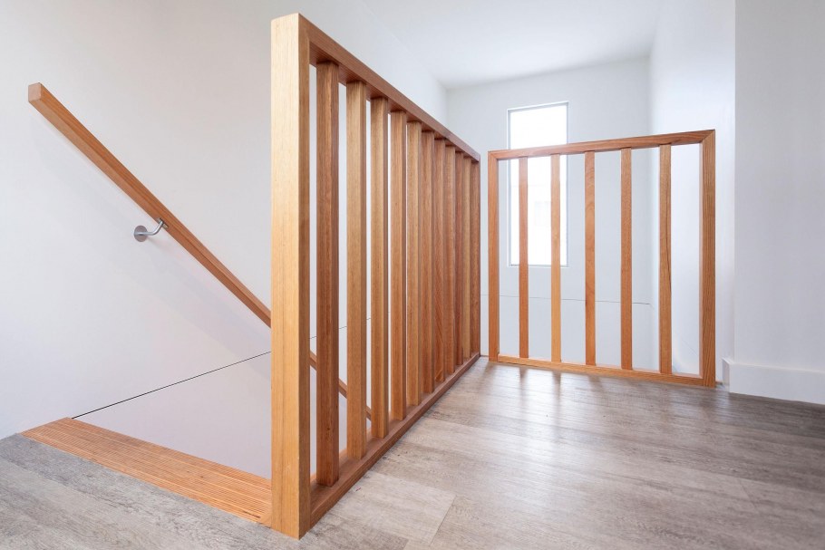 Ограждение лестницы деревянными рейками