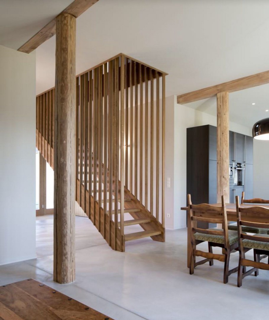 Деревянные столбы в интерьере