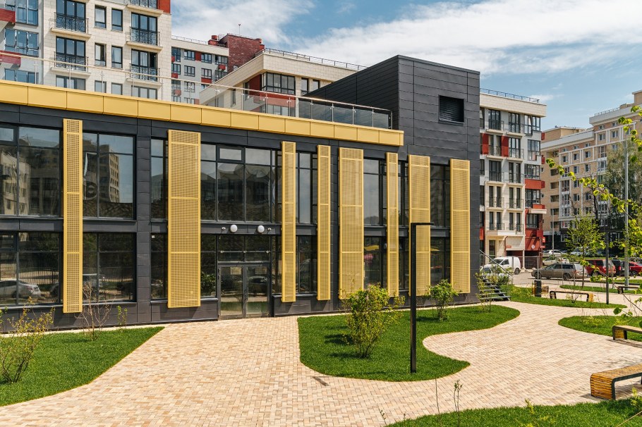 Графитовый холодильник в интерьере кухни