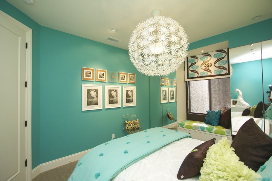 Натяжной потолок светло мятного цвета