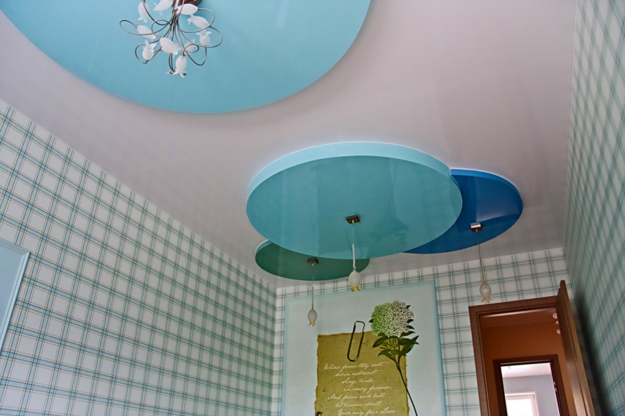 Натяжные потолки бирюзового цвета сатиновый