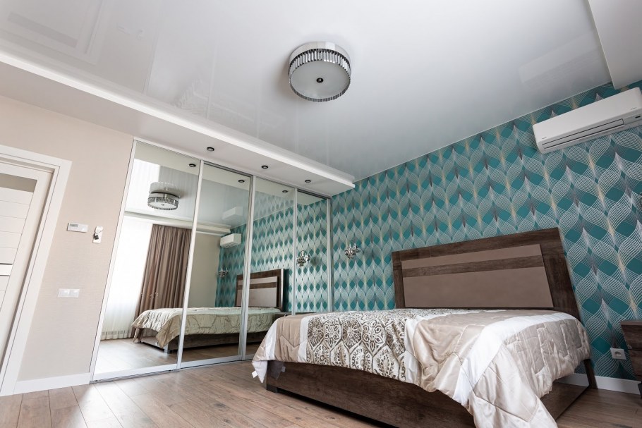 Бирюзовый натяжной потолок с черным софитом