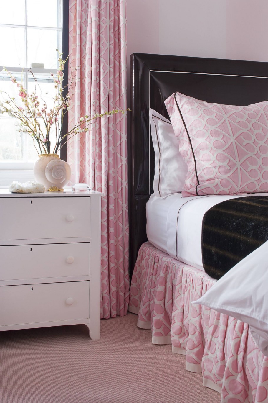 Розовые шторы в интерьере спальни