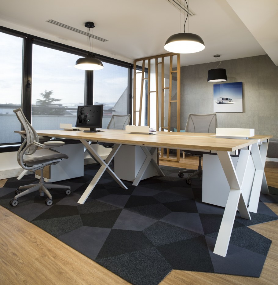 Футуристический стол для офиса