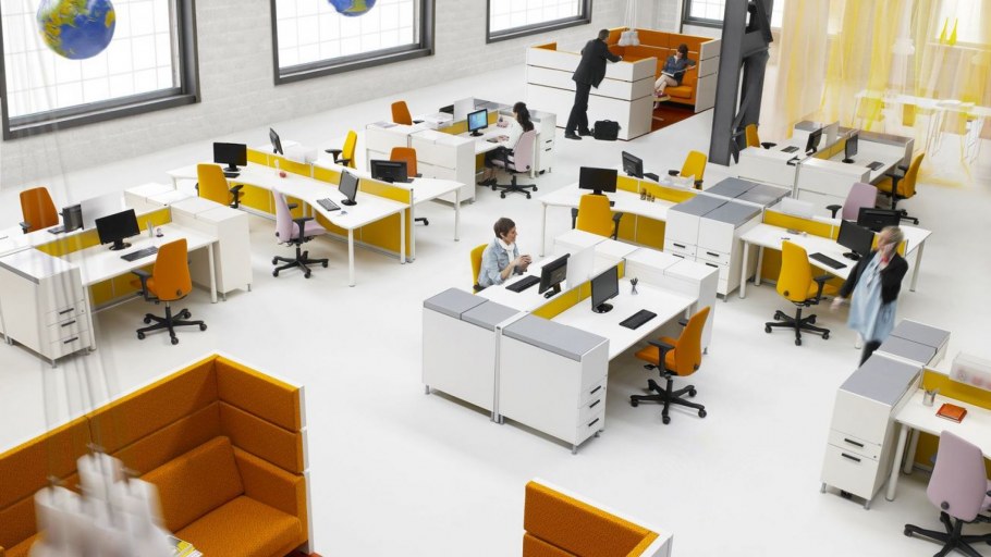 Рабочее место в офисе опен Спейс
