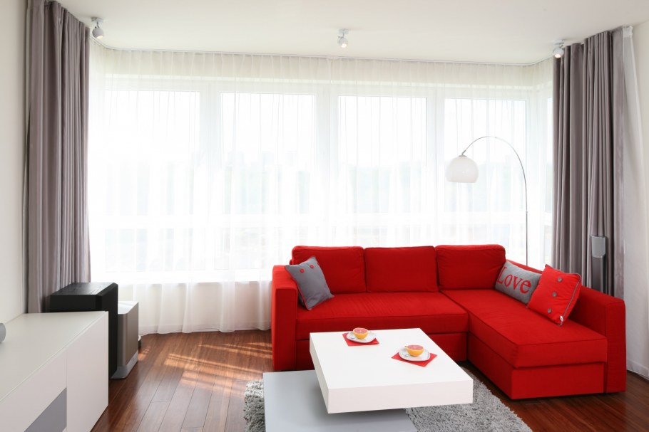 Дизайн гостиной с красным угловым диваном