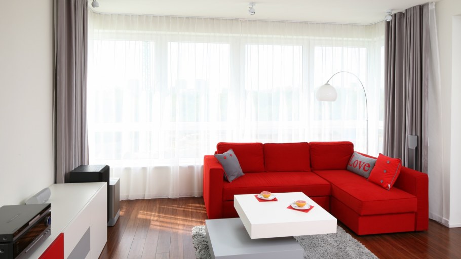 Зал с красным диваном