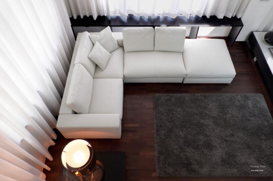 Белый угловой диван в интерьере
