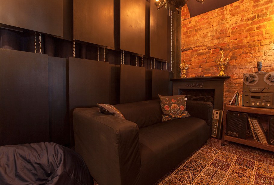 Студия звукозаписи с диваном