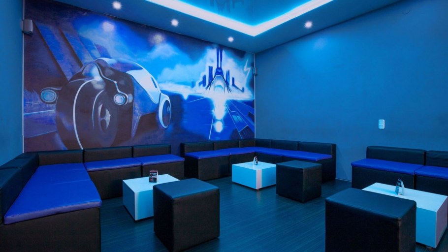 Интерьер лазертага ресепшн