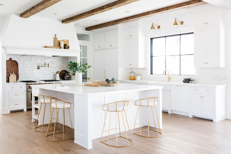 Белая кухня в доме из бруса