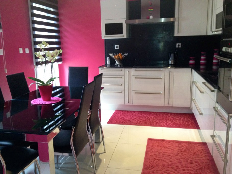 Интерьер кухни в черно розовом цвете