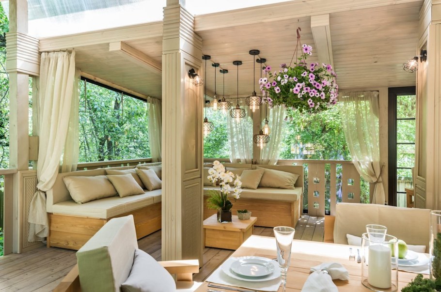Интерьер террасы в загородном доме