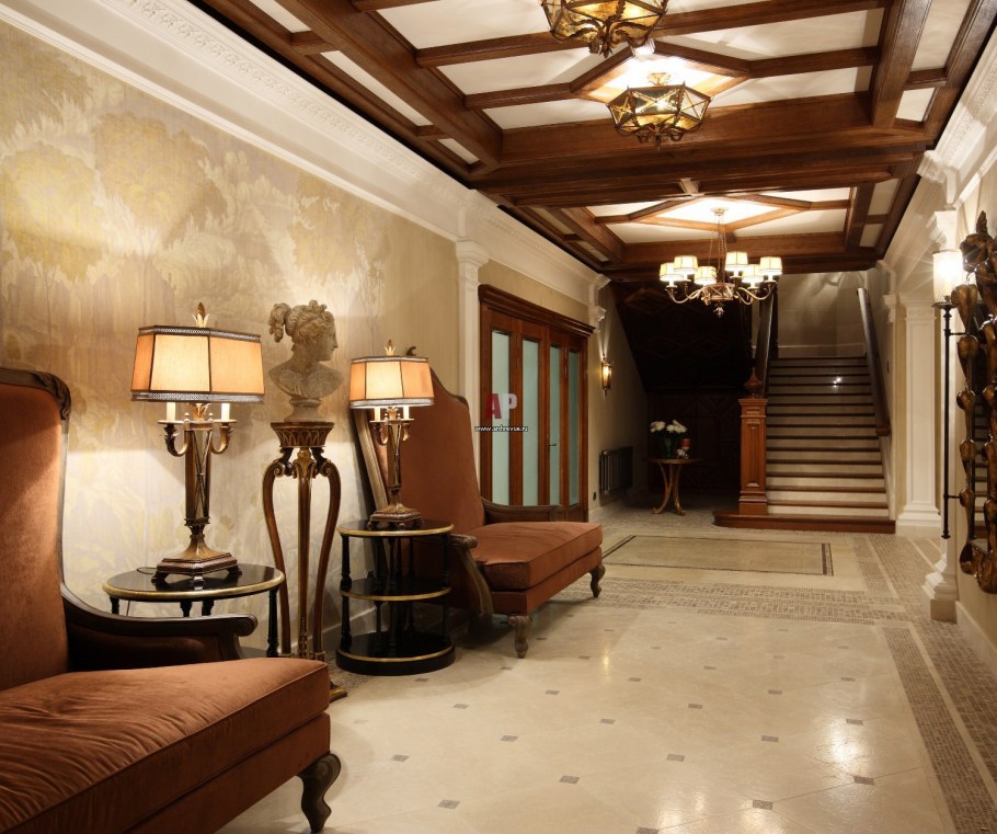 Прихожая в особняке из дерева