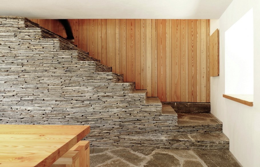 Отделка стен на лестнице