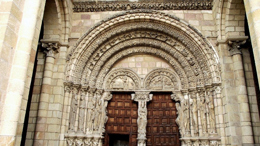 Ака нефа романского храма