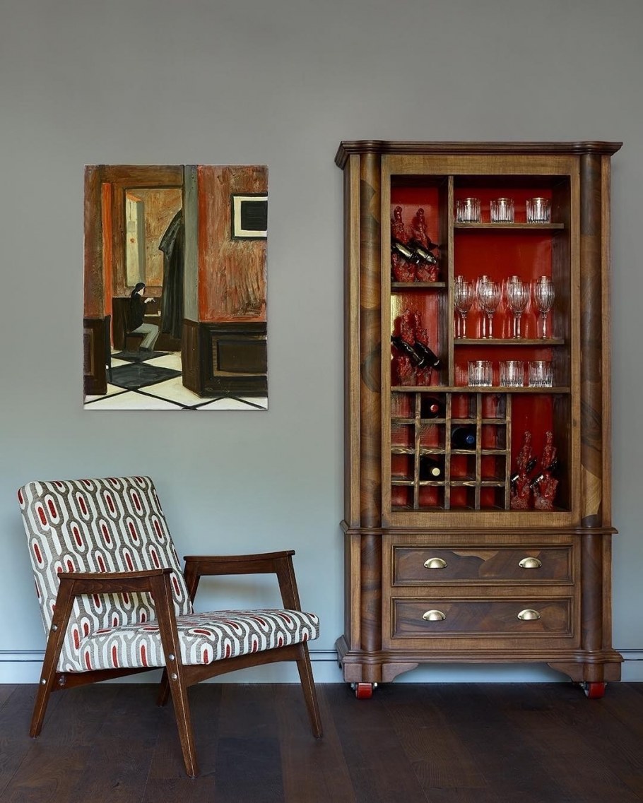 Старый шкаф в современном интерьере