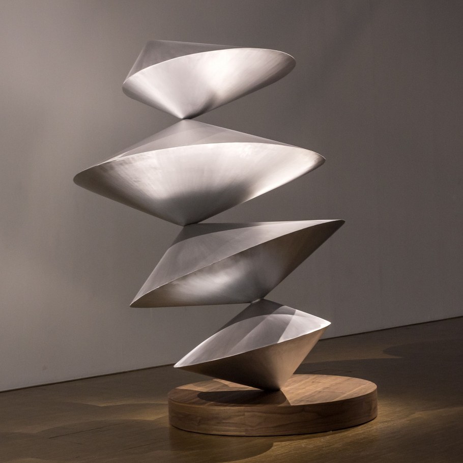 Скульптура баланс в интерьере