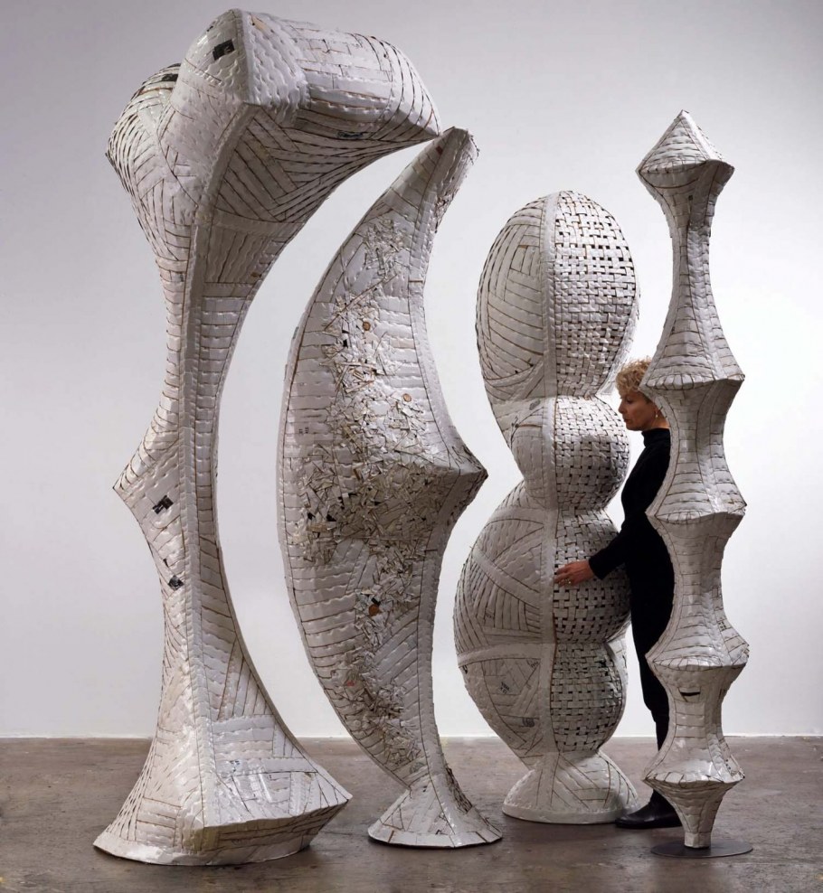 Современная скульптура из бумаги