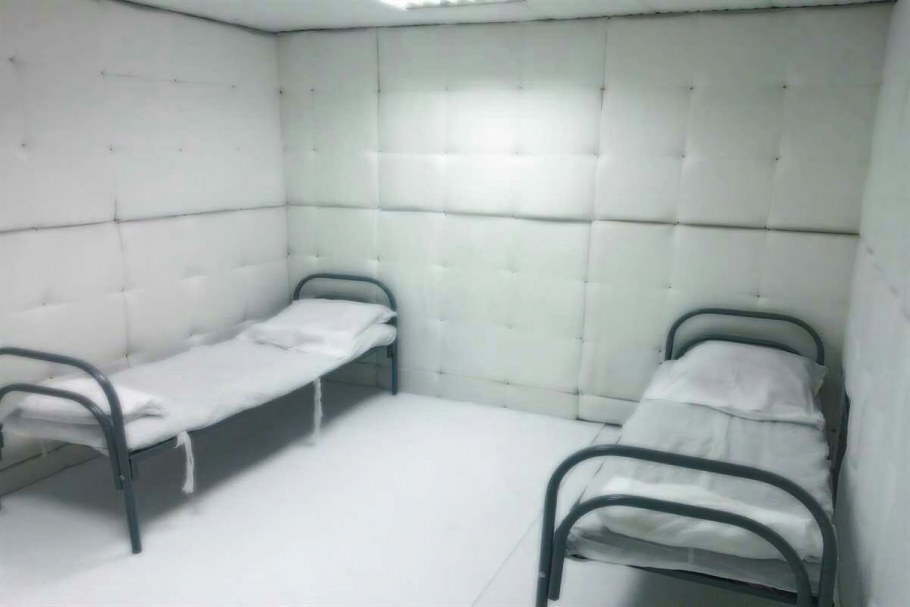 Белая мягкая комната