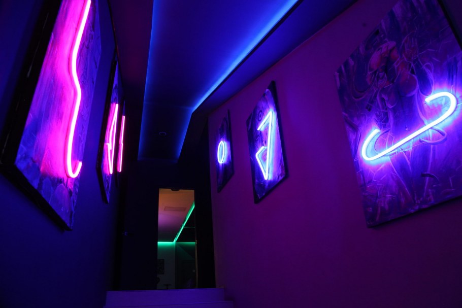 Неоновая лаунж зона